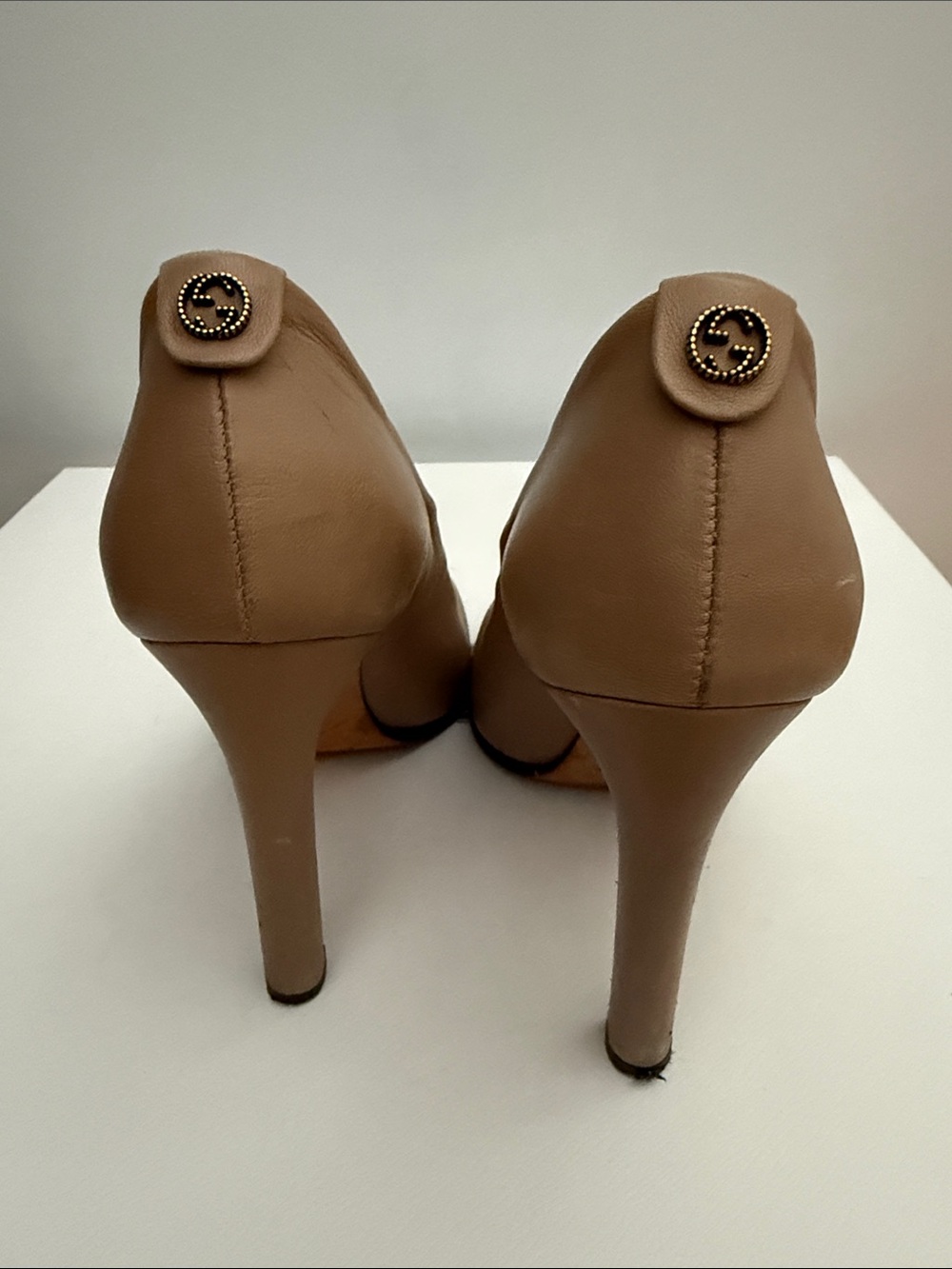 Gucci Women's Tan Leather High Heel Pumps. Size 36 - Picture 2 of 5